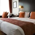 10 things you should do in the first 10 minutes after checking into a hotel room