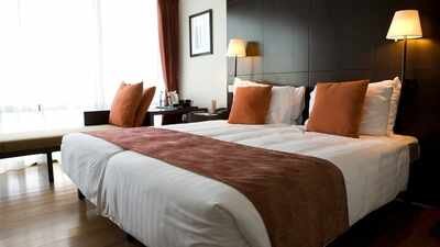 10 things you should do in the first 10 minutes after checking into a hotel room