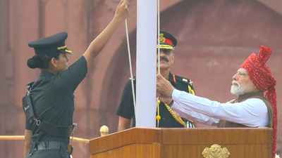 captain sonia singh chauhan assisting pm modi in hoisting the national flag