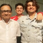 sonu nigam with his father agam kumar nigam