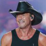 tim mcgraw falls from platform while performing in cincinnati laughs off incident and tells fans theres hole there