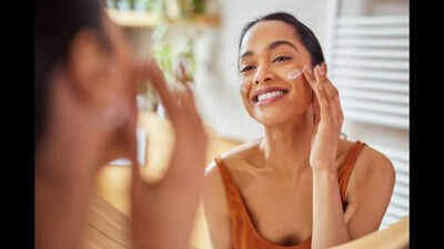 woman using sunscreen