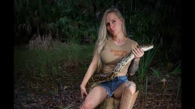 woman caught 60 burmese pythons barefoot in the everglades swamp and became the first woman to win floridas annual python challenge in 2025 meet taylor stanberry